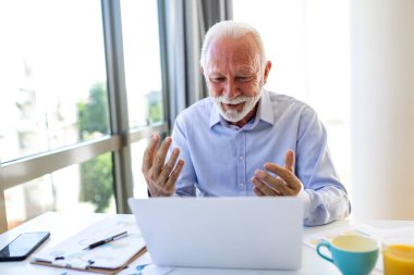 Kıdemli İşadamı Video Çağrısında Veri Açıklaması, İçişleri Bakanlığı 'nda Çevrimiçi Toplantı sırasında Olgun Erkek Profesyonel Hareketi. Uzaktan çalışma ve dijital iletişim için dizüstü bilgisayar kullanan mutlu yaşlı adam.
