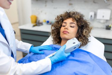 Kadının boynunda ve çene çizgisinde, cilt bakımı yapılmamış. HIFU ya da estetik klinikte lazer kaldırma prosedürü. Yaşlanma ve yüz gençleştirme için profesyonel güzellik teknolojisi.