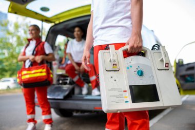 El cihazı ile doktor. Acil tıp Servisi ekipleri bir trafik kazası için yanıt.