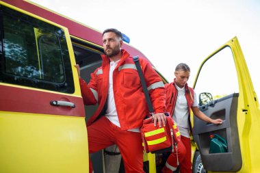 Ambulanstan bir sağlık ekibi geliyor, acil bir çağrıya cevap veriyorlar..