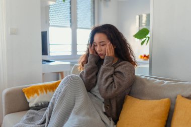 Sinüs ağrısı çok acı verici bir baş ağrısına neden oluyor. Sağlıksız Asyalı kadın acı çekiyor. Keskin güçlü bir yara. Sinüs ağrısı, sinüs basıncı, sinüzit. Sinüs ağrısı yüzünden kafasını tutan üzgün bir kadın.