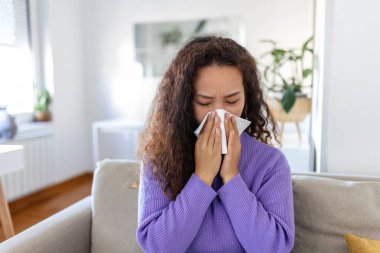 Hasta, çaresiz Asyalı kadın grip olmuş. Rhinitis, soğuk, hastalık, alerji konsepti. Güzel hasta bir kadının burnu akıyor, burnu mendille sürtüyor. Hapşıran kadın. Esmer mendilin içinde hapşırıyor.