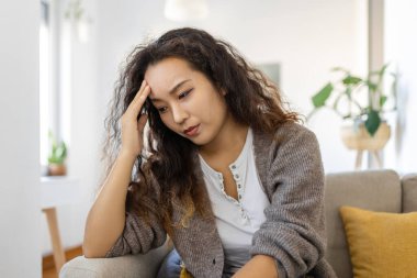 Sinüs ağrısı çok acı verici bir baş ağrısına neden oluyor. Sağlıksız Asyalı kadın acı çekiyor. Keskin güçlü bir yara. Sinüs ağrısı, sinüs basıncı, sinüzit. Sinüs ağrısı yüzünden kafasını tutan üzgün bir kadın.