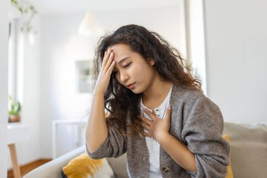 Nefes alma, solunum problemi, astım krizi, basınç, göğüs ağrısı, güneş çarpması, baş dönmesi konsepti. Sıcak yaz havasında alnına dokunan kadın portresi.