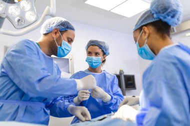 Ameliyat odasında vuruldu, Asistan Operasyon sırasında Cerrahlara Cihazları Verdi. Cerrahlar ameliyat yapıyor. Profesyonel Tıp Doktorları Ameliyat Yapıyor.