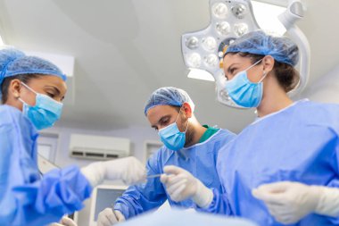 Acil durumlar için ameliyat yapan doktor ve yardımcı hemşire. Hastanenin acil servisindeki steril ameliyat masasında cerrahi aletler. Sağlık ve sağlık hizmetleri.