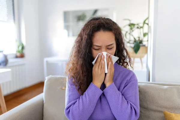 Hasta, çaresiz Asyalı kadın grip olmuş. Rhinitis, soğuk, hastalık, alerji konsepti. Güzel hasta bir kadının burnu akıyor, burnu mendille sürtüyor. Hapşıran kadın. Esmer mendilin içinde hapşırıyor.