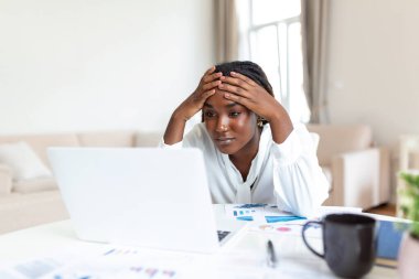 Karışık işkadını online sorunundan, spam e-posta veya sahte internet haber dizüstü, şaşırıp kalmış bilgisayar, aldatmaca mesaj veya virüs tarafından şaşkın hakkında şok duygu işçisi kadın ofis bakarak rahatsız