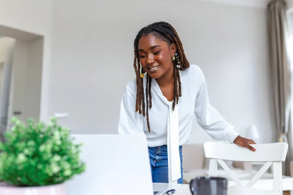 Bir iş kadınını masasında otururken video görüşmesinde çekmişler. Çekici bir genç kadının bilgisayarını kullanarak evde video görüşmesi yaparken görüntüsü kesilmiş.