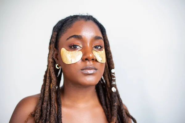 Güzellik ve Cilt Bakımı. Göz altı yamaları olan çekici siyah kadın portresi ayakta duran, kırpılmış resim, kopyalama alanı olan yakın plan