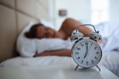 Uykusuzluk çeken, gözleri açık bir kadın. Yatakta uykusuzluk çeken ve geceleri onun sorununu düşünen bir kız.