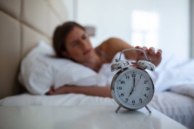 Sabahın 5 'inde kadın yatakta çalar saati kapatıyor. Eller çalar saati kapatır. Sabah uyanır, kız çalar saati kapatır. Sabah uyanır..