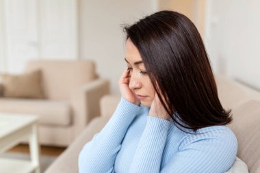 Sinüs ağrısı çok ağrılı bir baş ağrısına neden oluyor. Acı çeken sağlıksız bir kadın. Keskin güçlü bir yara. Sinüs ağrısı, sinüs basıncı, sinüzit. Sinüs ağrısı yüzünden kafasını tutan üzgün bir kadın.