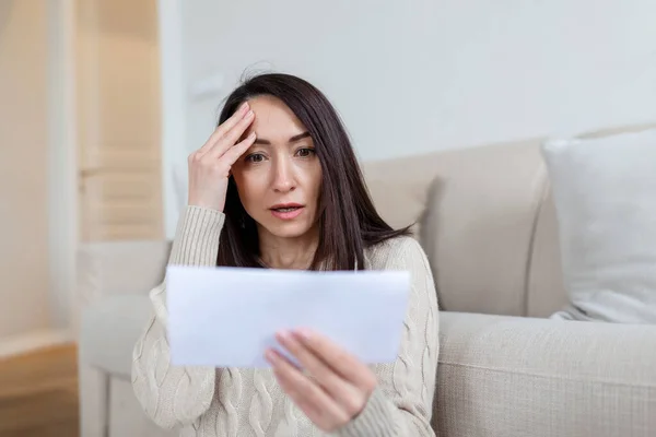 Evinden mektup alan endişeli bir Asyalı kadının portresi. Yüzünde endişeli bir ifadeyle gelen mektuplara bakan güzel bir kadın..