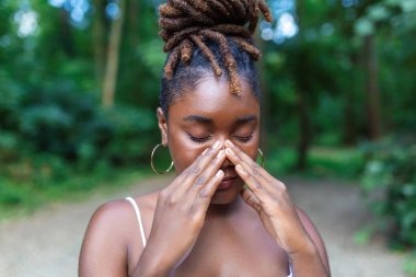 Genç Afrikalı kadın dışarıda alerji geçiriyor.