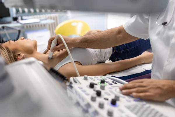 Kadın hastaya tiroit teşhisi konuyor. Tiroksikoz tedavisi ve hipotiroidizm. Endokrin sistemi ve tiroidin ultrason kontrolleri