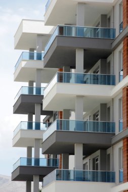 Yeni yapılan modern binalar