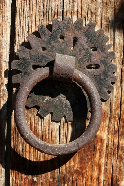 Oude natuurlijke houten deuren — Stockfoto