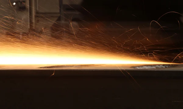 Metallschweißen in der Fabrik — Stockfoto