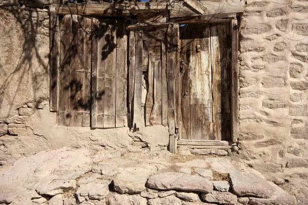 Casas de pedra e porta de madeira velha — Fotografia de Stock