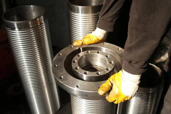 Cylinder manufacturing and worker — Stock Photo, Image