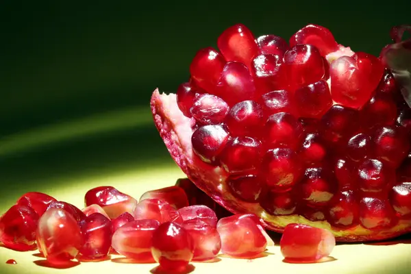 Свежие, красные гранатовые фрукты на темном фоне — стоковое фото