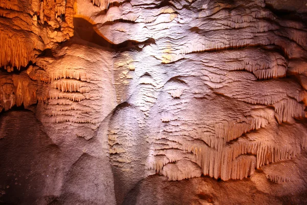 Kalksteen en stalactieten in een grot — Stockfoto