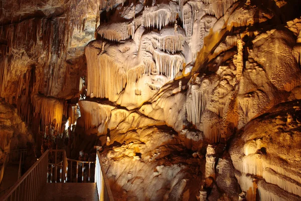 Calcaire et stalactites dans une grotte — Photo