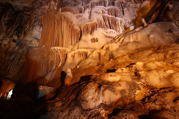 Известняк и сталактиты в пещере — стоковое фото