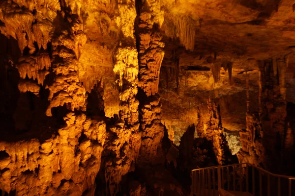 Kalksteen en stalactieten in een grot — Stockfoto