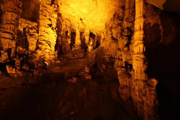 Kalkstein og stalaktitter i en grotte – stockfoto