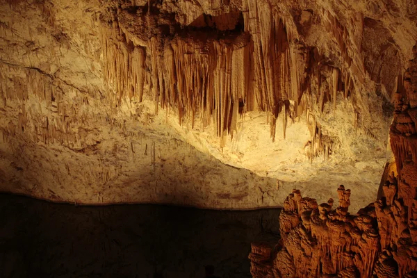 Limestone and stalactites in a Cave — Stock Photo, Image