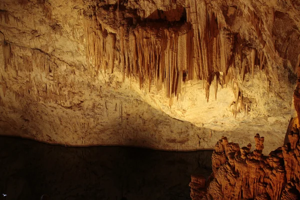 Calcário e estalactites em uma caverna — Fotografia de Stock