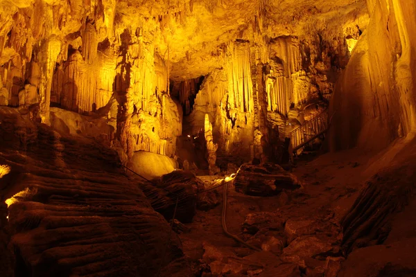 Caliza y estalactitas en una cueva — Foto de Stock