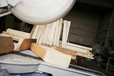 bir ahşap tahta kesme testereler 