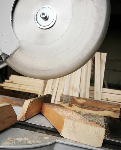 Sierra circular cortando un tablón de madera —  Fotos de Stock