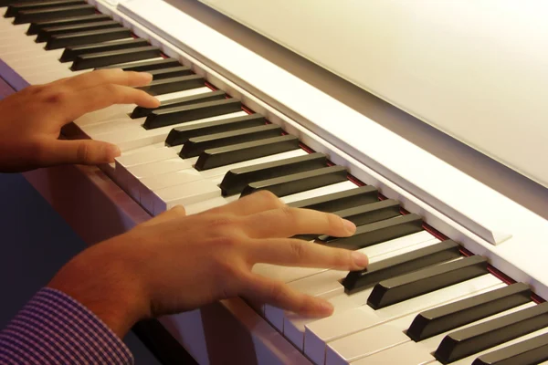 Руки пианиста играют — стоковое фото