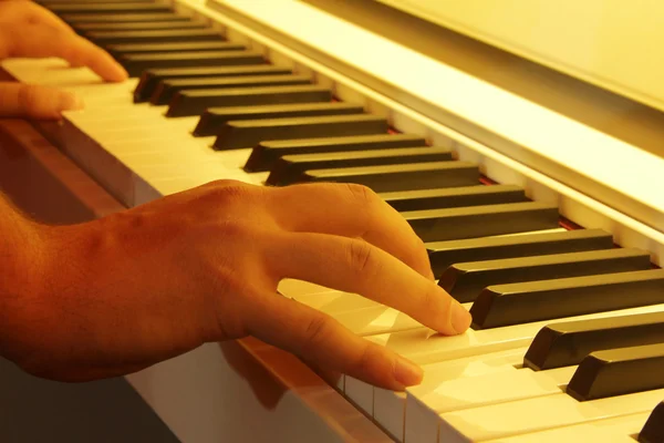 Πιανίστας πιάνο χέρια παίζοντας — Φωτογραφία Αρχείου