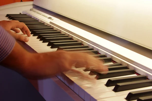 Piyano piyanist elleri oynama — Stok fotoğraf