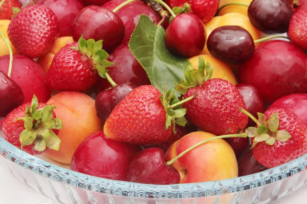 Frutas de verano orgánicas y frescas — Foto de Stock