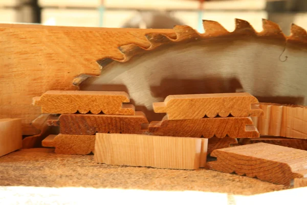 Cirkelzaag snijden een houten plank — Stockfoto