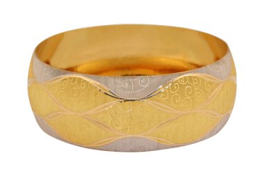 Beyaz arkaplanda izole edilmiş altın bilezikler