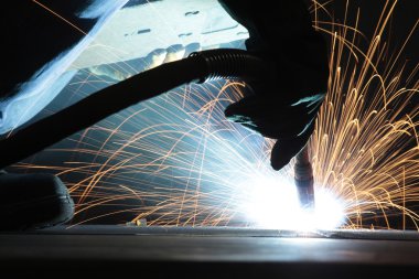 kaynak ve parlak kıvılcımlar