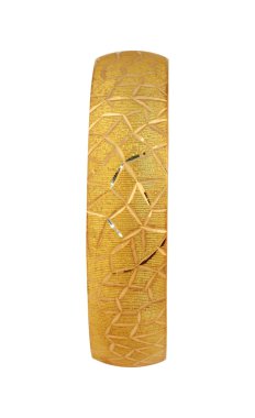 Beyaz arkaplanda izole edilmiş altın bilezikler