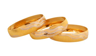 Beyaz arkaplanda izole edilmiş altın bilezikler