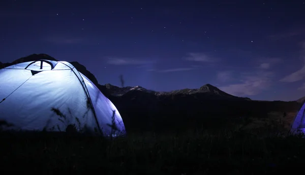 Acampamento noturno nas montanhas — Fotografia de Stock