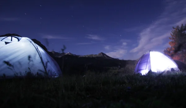 Nacht kamperen in de bergen — Stockfoto