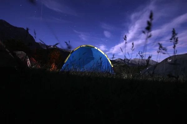 Acampamento noturno nas montanhas — Fotografia de Stock