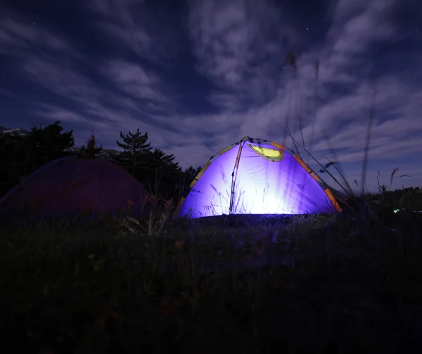 산에서 캠핑 하는 밤 — 스톡 사진