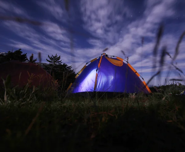 Campamento nocturno en las montañas —  Fotos de Stock